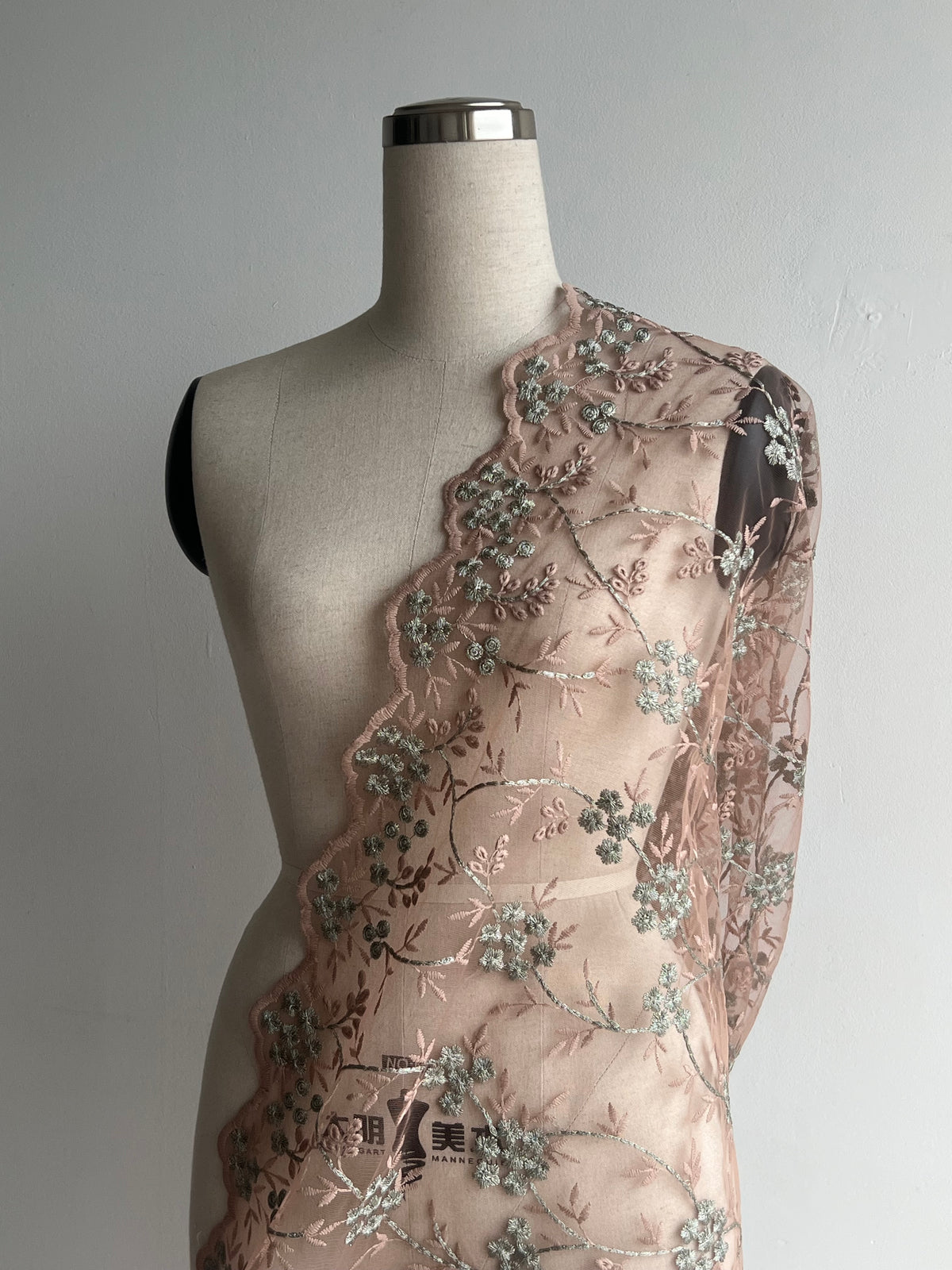 Selendang Lace in Peach Brown